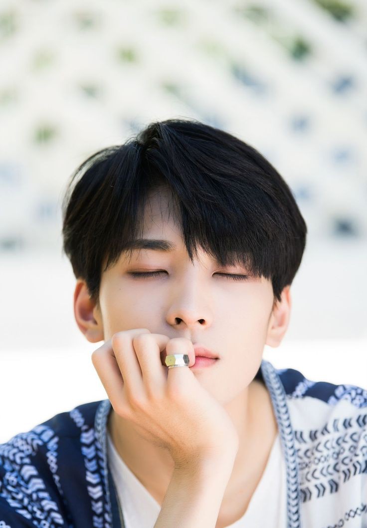 mORE RINGS!!! im sorry i really think rings look good on men and esp on seventeen.