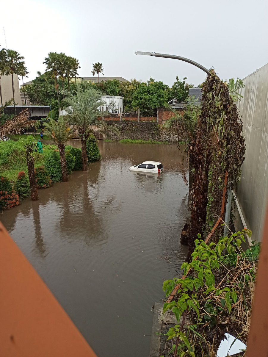 14.47 RT <a href="/rinoxrino/">ierofrank</a> : Banjir mobil kebawa. Ada penumpang nya. Lokasi Setraduta Sariwangi. Cc : @diskarpbbdg @DPUKotaBandung