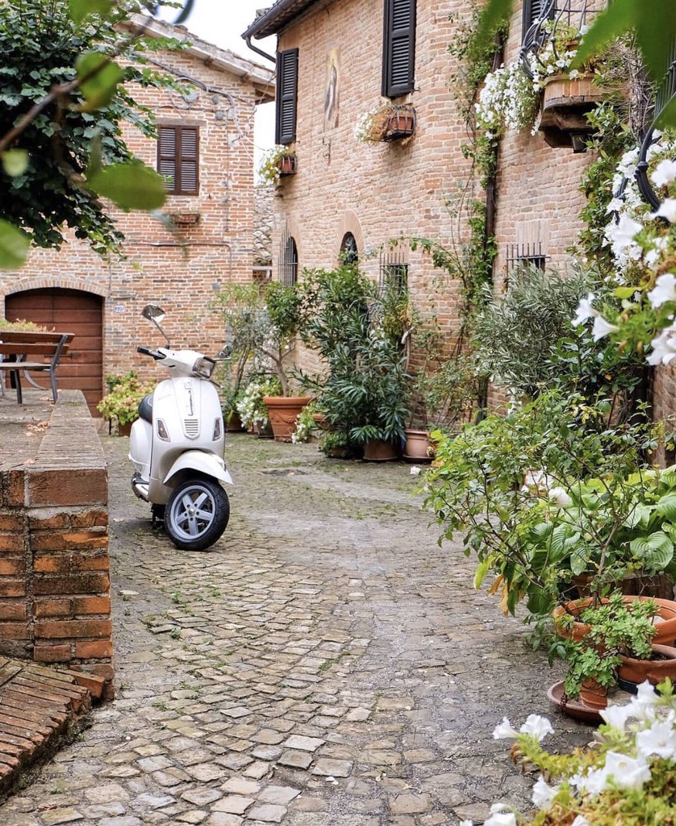 L’Italie secrète et authentique ?
Voici Sarnano, dans la région des Marches... ❤️

#JeResteALaMaison
#italycomestoyou 
#SaBeauteVientAvous 

👉 bit.ly/Marches-région… 

📌Sarnano-Marche

Photo IG 📷 by <a href="/sabrinacasson/">Sabrina casson</a>
⏬

instagram.com/p/B-_htOAqIsA/