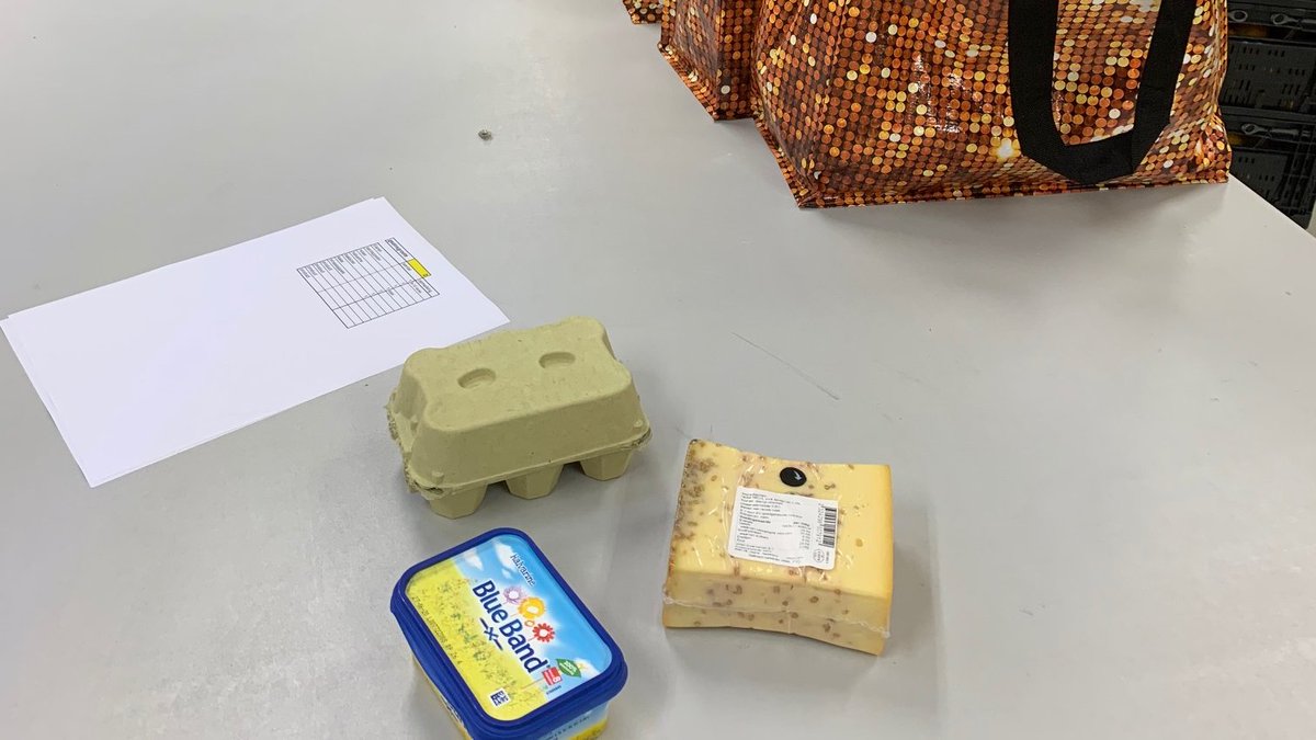 VoedselbankOss's tweet photo. Boter, kaas en eieren. Een leuk spelletje voor in coronatijd, maar vandaag zitten deze drie de producten in de voedselpakketten van @VoedselbankOss.  Boter gekocht met geld geschonken door @RvN1776. Eieren gekregen van eierboeren uit de regio en de kaas van @LionsCeres. https://t.co/NGvqVxkOjO