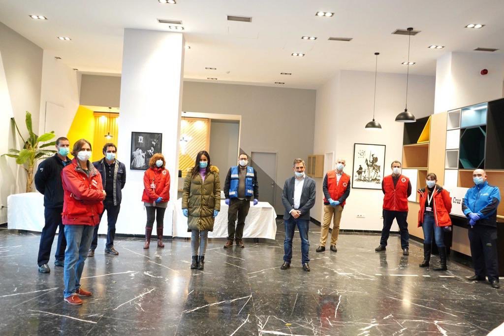 begonavillacis's tweet photo. Habilitamos un hotel para personas sin hogar con síntomas leves de #COVID19 con la ayuda de #SamurSocial y @CruzRojaMadrid

Este Ayto trabaja sin descanso para dar respuesta a la emergencia social que está provocando esta crisis.

Juntos, saldremos adelante. https://t.co/4AqBIpEBuh
