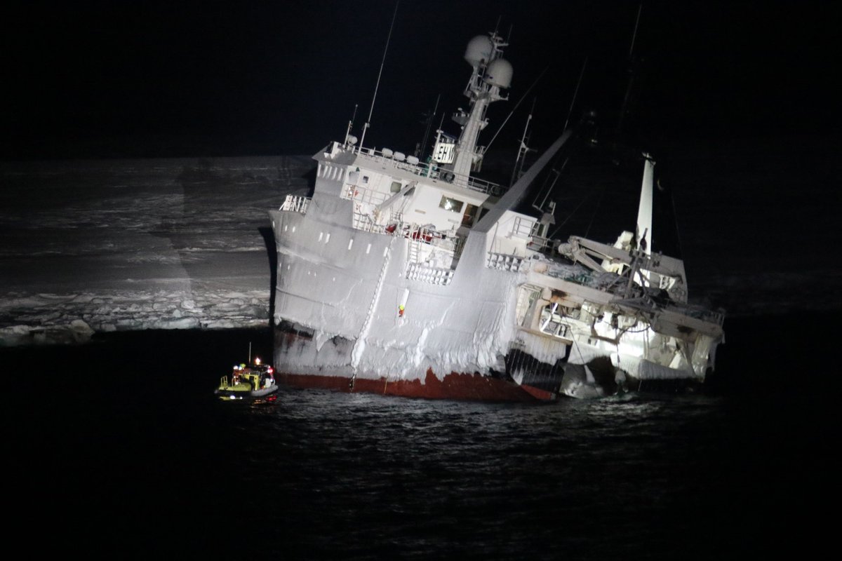 4/10 Can NG be saved? If not, what can we do? Is it safe to enter the ship? Are there any leakage of oil? We rally up in LYR, and set course for Hinlopen.  @Kystvakten together with NCA, Ardent, the Governor and the ship owner arrives 3/1-2019 at 0300 hrs.   #APP4SEA2020