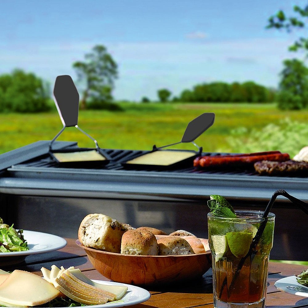 Why not do something a little different - make a mouth-watering raclette-style melted cheese on the barbecue, completely mess-free. Just add your favourite cheese and watch it bubble as it cooks!

bit.ly/2RIJNkp