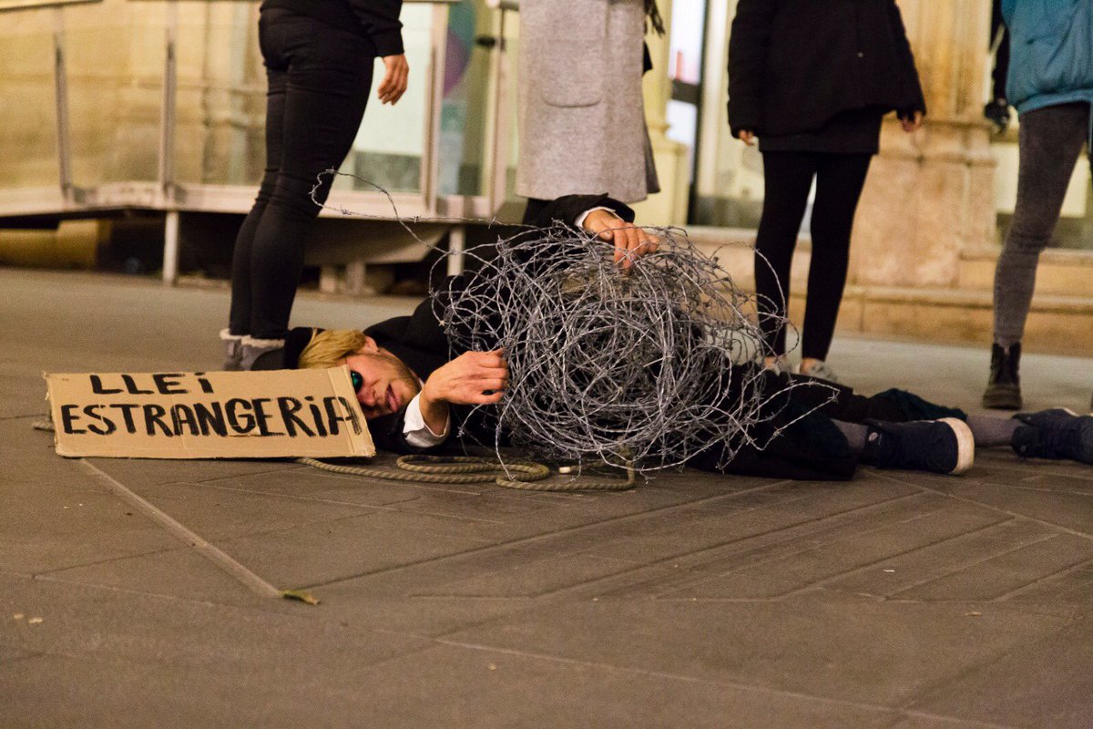 TRSenseMurs's tweet image. 🔥FOC A LA LLEI D’ESTRANGERIA🔥

Van passant els dies i no hi ha solucions de @desdelamoncloa per a les persones migrades. Mentrestant, milers de persones amenaçades per una legislació racista i classista.

Necessitem fets i no paraules.
#RegularizacionYa #RegularitzacioXTotes