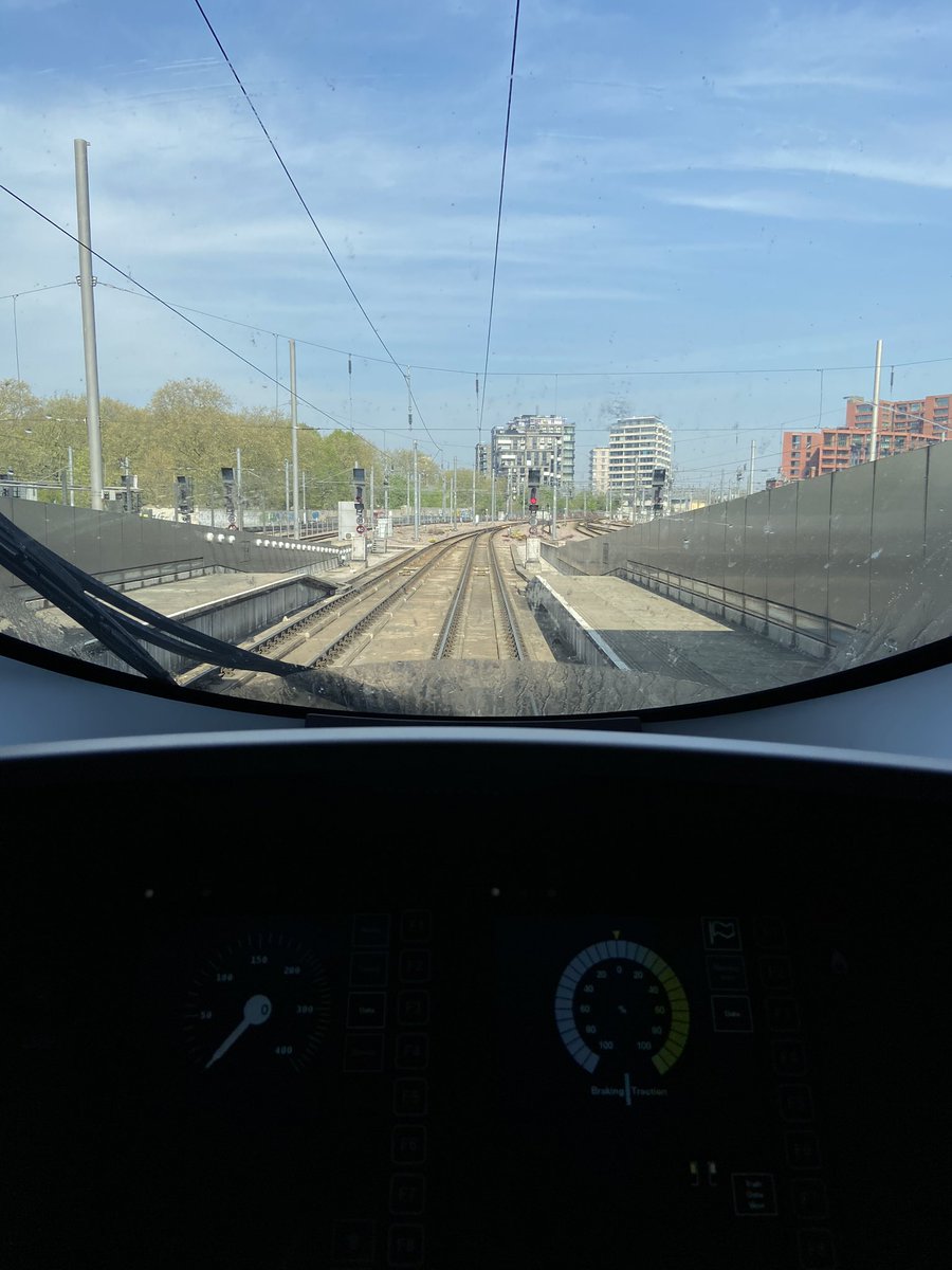 eurostarjames's tweet photo. Waiting patiently in the sun... #ES9022 London to Paris #eurostar https://t.co/0vCkqzNaPy