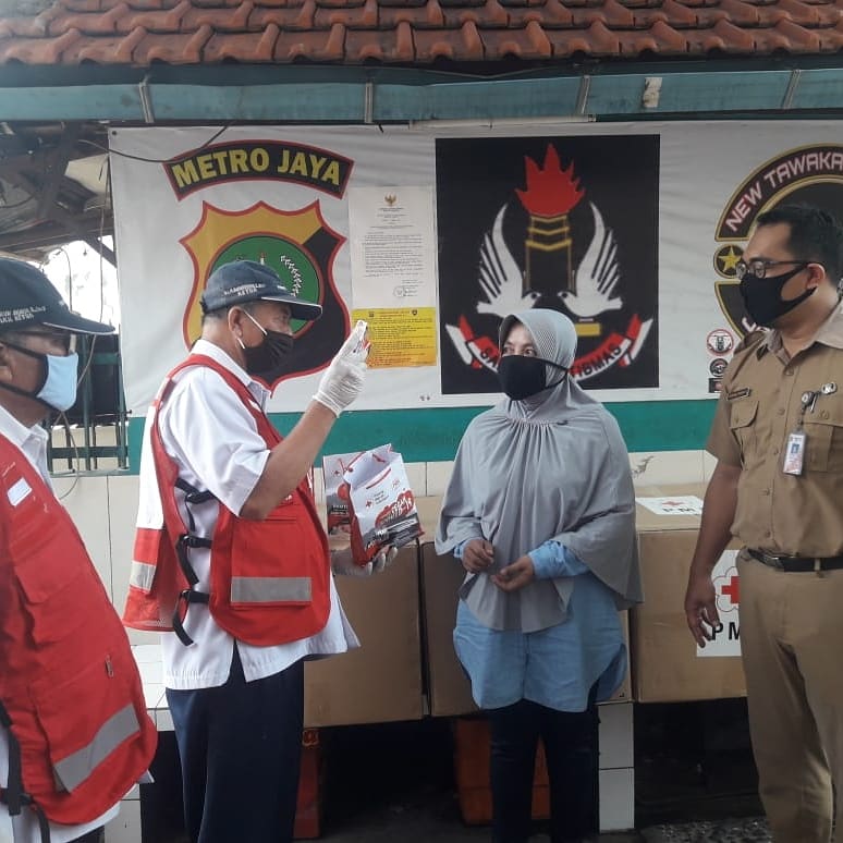 PMI Kota Jakbar msh trs mendistribusikan paket PHBS utk mencegah meluasnya penyebaran Covid-19. 

Pada hr ini PMI Kota Jakbar mendistribusikan paket PHBS di Kel. Srengseng (500 paket), Kel. Kalideres (400 paket), &amp; Kel. Kapuk (500 paket).