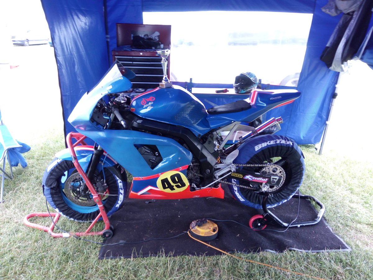 dsracing49's tweet photo. #ThrowbackThursday #2019 #iomtt #classictt #manxgp #cadwellpark #suzuki happy days #StayHomeSaveLives https://t.co/KBwXlvVies