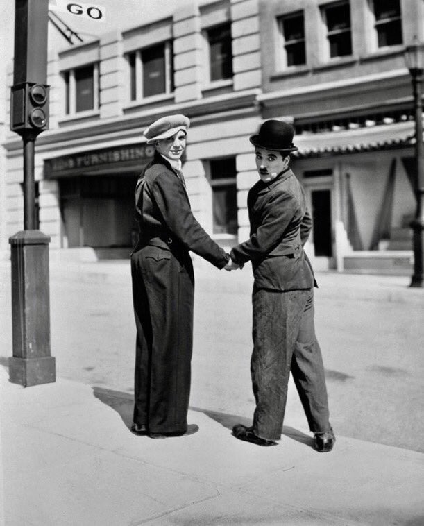 Yıllar sonra yeniden! 

#CharlieChaplin &  #JackieCoogan (1921)

Jackie Coogan & Charlie Chaplin (1935)