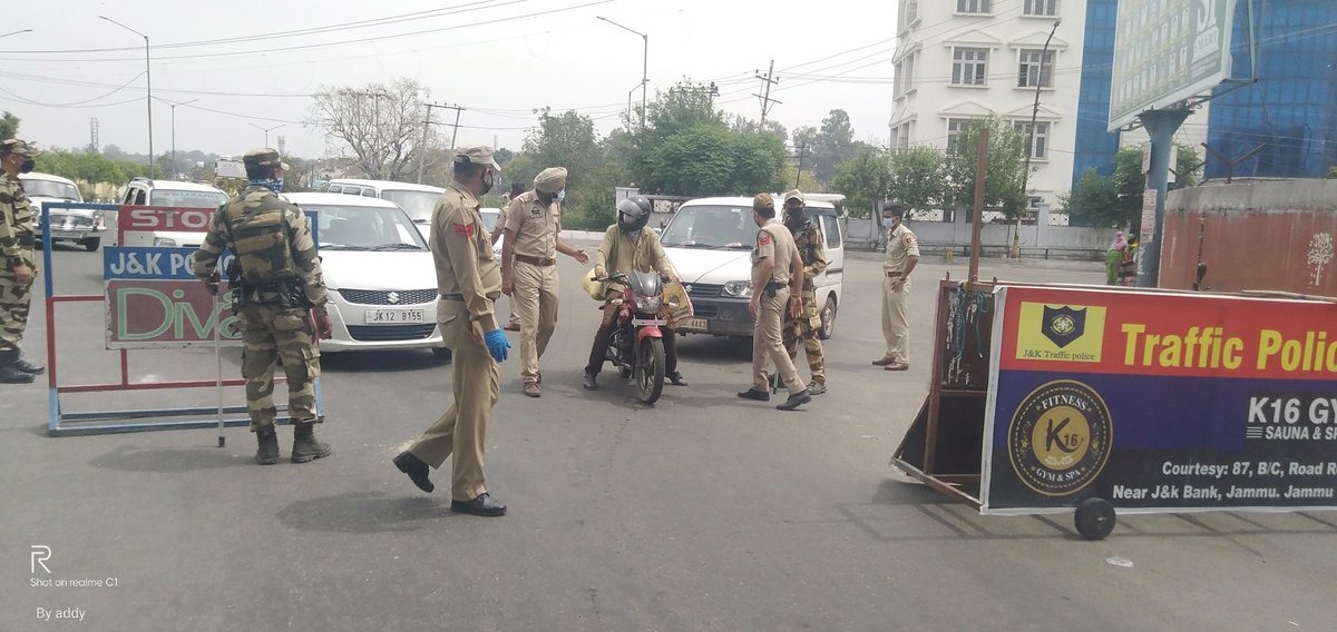 AbishkarU's tweet photo. If the police of Jammu and Kashmir are deployed round the clock in your service, then it is also your duty to support those people, please stay in your homes and come out only if you have the necessary work.@diprjk @JmuKmrPolice @TheEarthNews1 @media https://t.co/ZAByTI1bxE