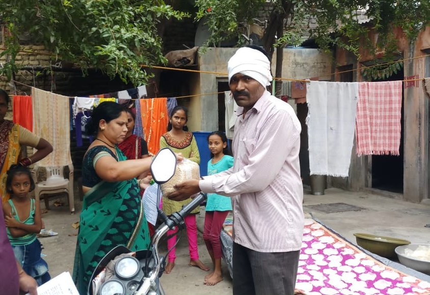 AdityaDarade11's tweet photo. गोपीनाथ मुंडे प्रतिष्ठान तर्फे
परिसरात ज्या व्यक्तींना धान्य व स्वच्छतेसाठी आवश्यक असणारे डेटॉल साबण असे 400 किट घरपोच वाटप केले. यामध्ये हातावर पोट असणारे, कष्टकरी कामगार, रोजंदारी,विधवा महिला, वयोवृद्ध नागरिक अशा सर्वाना मदत पोहचवली आहे. @Pankajamunde https://t.co/PI0oRt5Ian