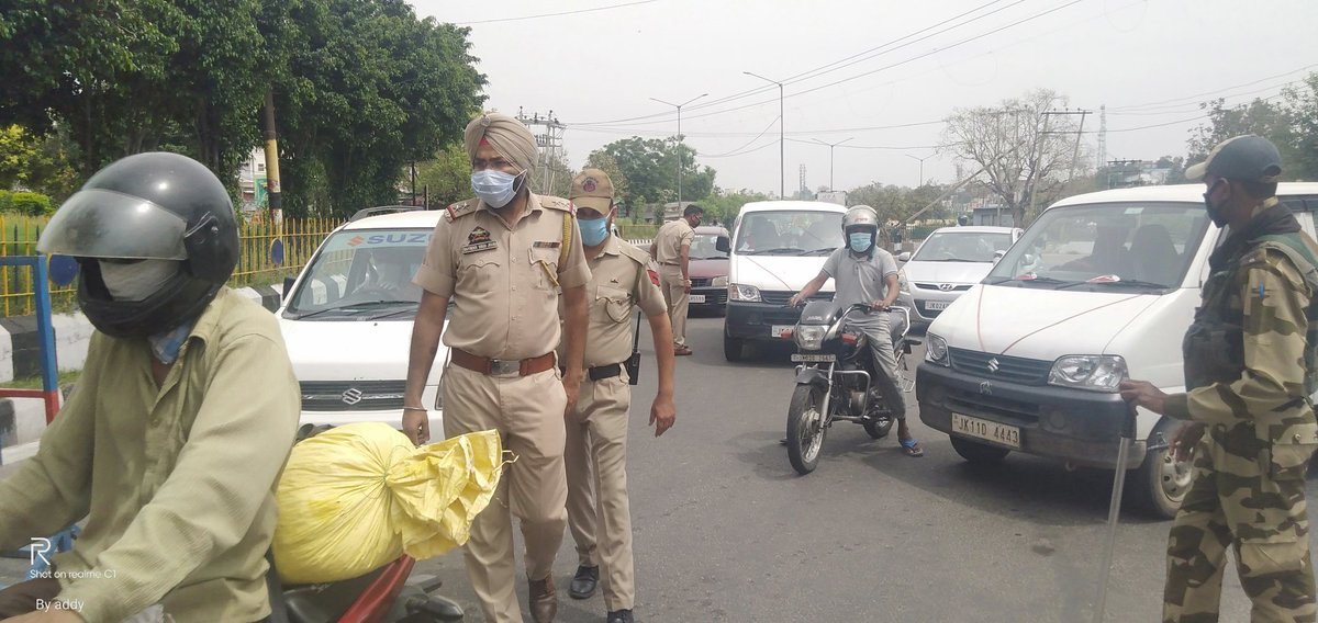 AbishkarU's tweet photo. If the police of Jammu and Kashmir are deployed round the clock in your service, then it is also your duty to support those people, please stay in your homes and come out only if you have the necessary work.@diprjk @JmuKmrPolice @TheEarthNews1 @media https://t.co/ZAByTI1bxE