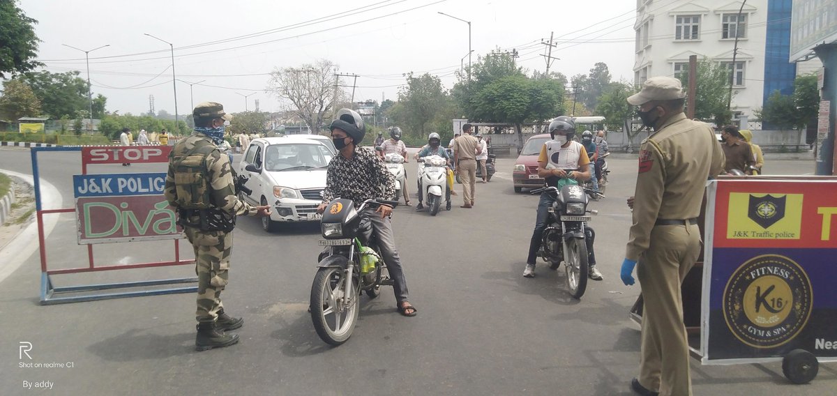 AbishkarU's tweet photo. If the police of Jammu and Kashmir are deployed round the clock in your service, then it is also your duty to support those people, please stay in your homes and come out only if you have the necessary work.@diprjk @JmuKmrPolice @TheEarthNews1 @media https://t.co/ZAByTI1bxE