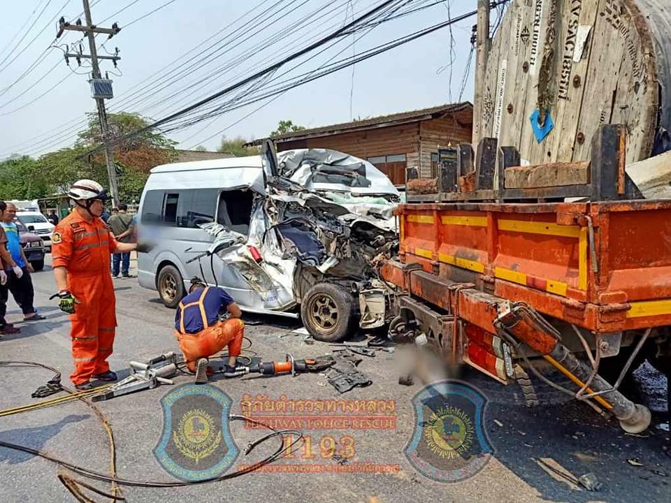 One dead as van crashes into truck in Mae Rim - chiangmaione.com/one-dead-as-va…