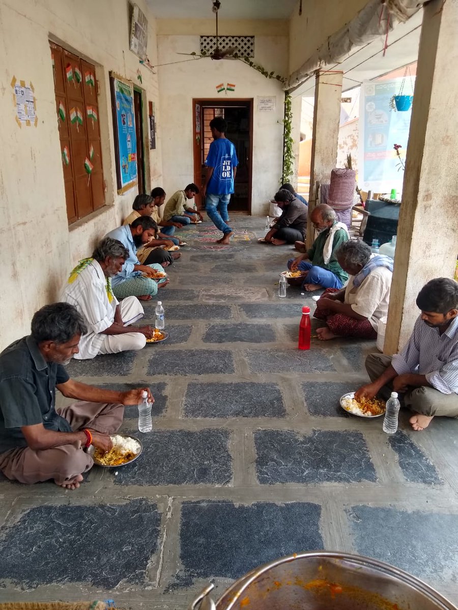 apmepma's tweet photo. In a bid to fight against #COVID19, the residents of #shelterforurbanhomeless under #Apmepma are served three square meals a day along with fruits and health drinks at tea time.
📸: Guntur, #andhrapradesh
#apfightscorona #daynulm #lockdownap #stayhomestayhealthy #stayhygiene https://t.co/plMUmjuGc6