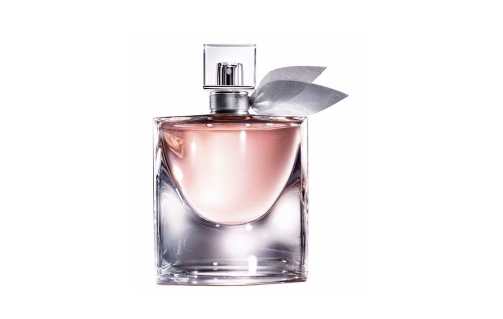 lancôme la vie est belle eau de parfum with iris, jasmine and orange blossom at its heart; juicy pear & blackcurrant at the top; and patchouli, tonka and patchouli at the base, this is an unashamedly girly perfume for day or evening wear