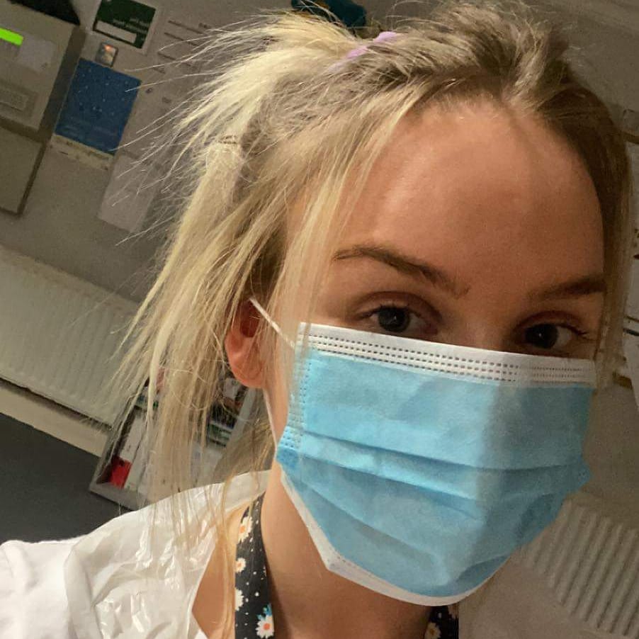 StPatsMaghera's tweet photo. We are proud of Rósie Nic Mhaoláin, who left school in 2014.  Rósie, a social work student, is currently working with the Simon Community on the frontline dealing with homelessness.
#SPCheroesonthefrontline
#SPCproud🔵⚪⚫
#SPCStayAtHome https://t.co/n0wUlp5xeT