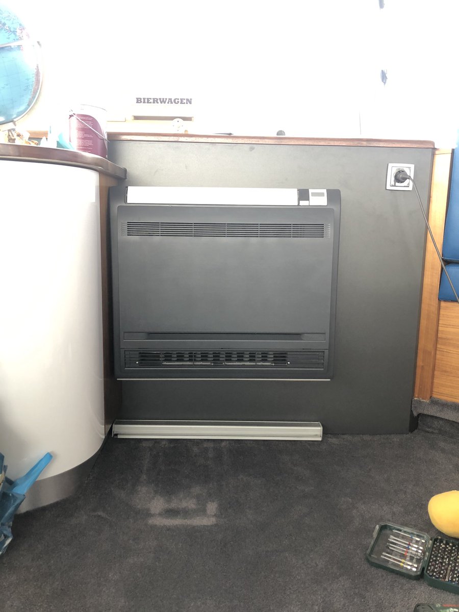 dave_ushuaia's tweet photo. #pimpmyairco #stuurhut #renovatie #motip #donkergrijs #mat #crop #vanvieswitnaardonkergrijsmat #ushuaia #binnenvaart https://t.co/cFzPrRJaHD