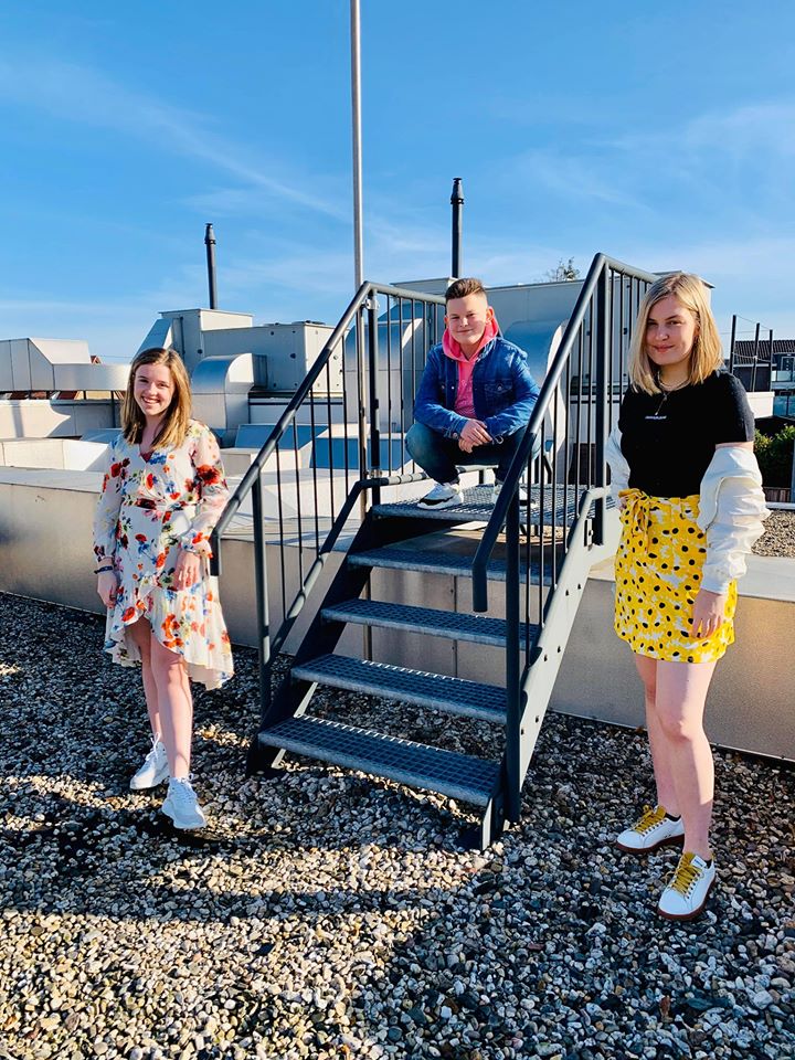 DJ Jelmex maakt een #coronalied over #afstand houden. <a href="/PaulSchabbink/">Paul Schabbink</a> van <a href="/rtvoost/">RTV Oost</a>, heeft de tekst voor het lied geschreven en <a href="/emmaboertien/">Emma</a>, finalist van #TVOH en Merle Sjoers zingen het lied. Een nummer voor en door Twentse jongeren: bit.ly/2KbDnWZ #coronamaatregelen