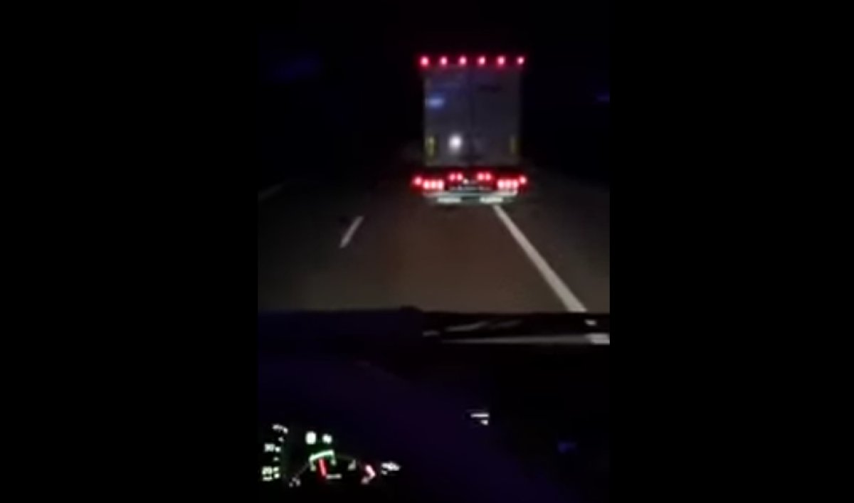 AutoBildspain's tweet photo. VÍDEO: 😱 Unos camioneros se aburren por la noche mientras van en ruta y mira la locura que hacen: encienden todo tipo de luces a modo de discoteca y siguiendo el ritmo de la música https://t.co/ikGpZBhRAz https://t.co/aLTzgUqJS5