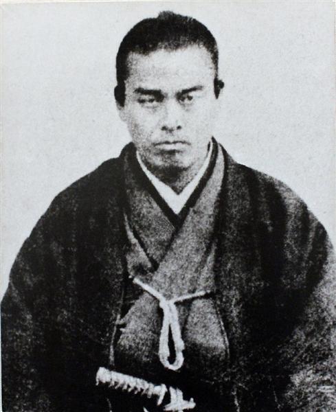 Manzemi Pod 例えば 坂本龍馬と共に暗殺された中岡慎太郎 左のようなキリリと眼光鋭い笑顔 の写真が有名ですが 右のような笑顔の写真も残されています あった人の印象によって 形成される心の中のイメージは異なります そのイメージを形にすることが