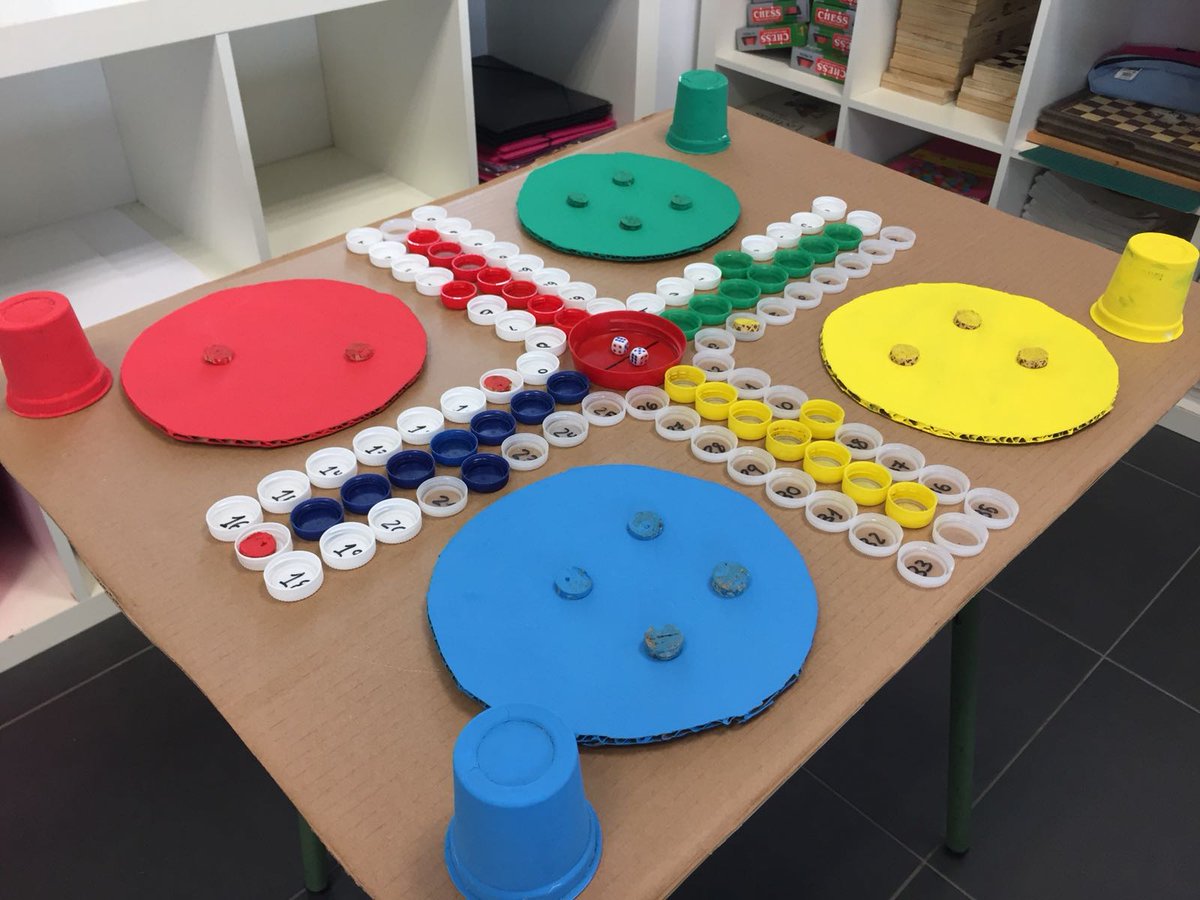 SaraGuerreroIz1's tweet photo. Qué mejor que jugar en familia al Parchís y además, los niños pueden ser partícipes en la elaboración. 🎨 #EstrategiasCCSS #DCSUVA https://t.co/WNQ8KQedVp