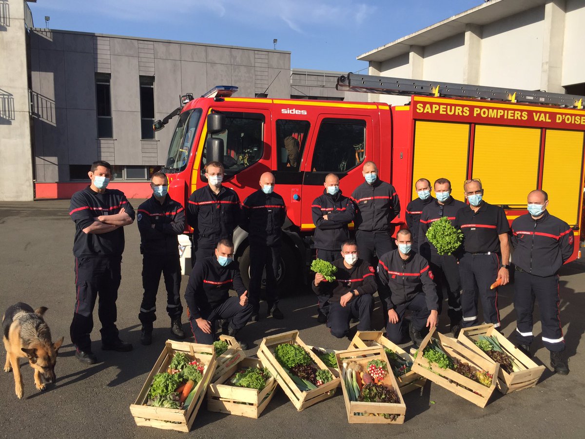 GnanapragassaJf's tweet photo. Les 🚒 non pas la main 🍀🥴 !
#Soutien aux Pompiers, l’entreprise De La VILLEFROMOY paysagiste a fait don de paniers de légumes.
Humours😂 peut-être valider le dicton la🥕rend aimable ou alors le fait que pour faire avancer un À..🐎,il faut lui tendre une 🥕😉🤣
💯GRAND MERCI 🤗 https://t.co/8x2G7kctDr