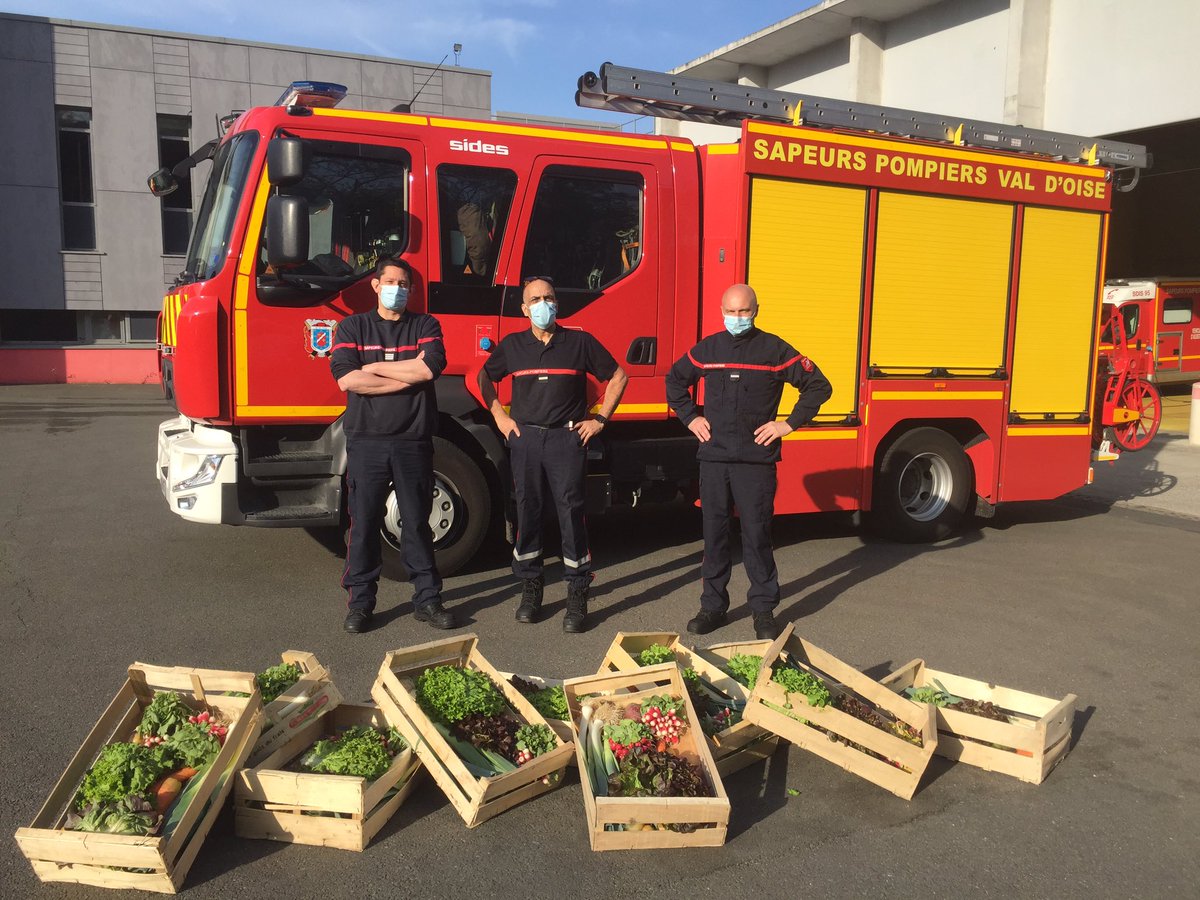 Les 🚒 non pas la main 🍀🥴 !
#Soutien aux Pompiers, l’entreprise De La VILLEFROMOY paysagiste a fait don de paniers de légumes.
Humours😂 peut-être valider le dicton la🥕rend aimable ou alors le fait que pour faire avancer un À..🐎,il faut lui tendre une 🥕😉🤣
💯GRAND MERCI 🤗