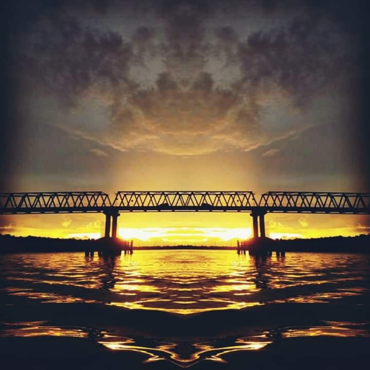 susipudjiastuti's tweet photo. Dikirim kawan; Cantiknya sunset di Jembatan Maro Merauke Papua https://t.co/V4F4iLrNp2
