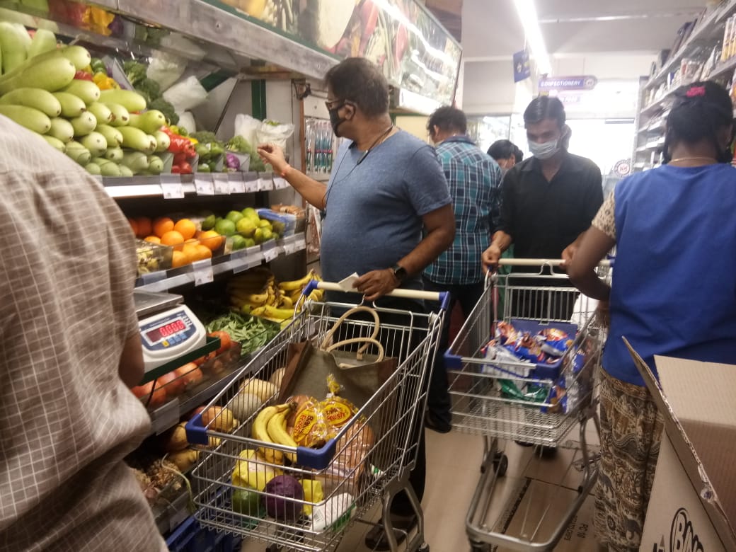 Comm_HYDRAA's tweet photo. Ratnadeep Supermarket, Srinagar colony sealed by Enforcement team for violation of govt orders on ensuring social distancing and customer access. EVDM teams inspecting all the establishments having public footfall to ensure compliance. @KTRTRS @arvindkumar_ias @bonthurammohan https://t.co/5fStlZQ1yO