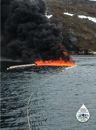 3/10 In situ burning of oil on the sea surface may be a good and sometimes the only option in remote areas. Before burning the oil must be boomed using pyrobooms. Ignition is done from a dinghy or from helicopter.  #APP4SEA2020  #GraceOilProject  http://www.grace.oil-project.eu 