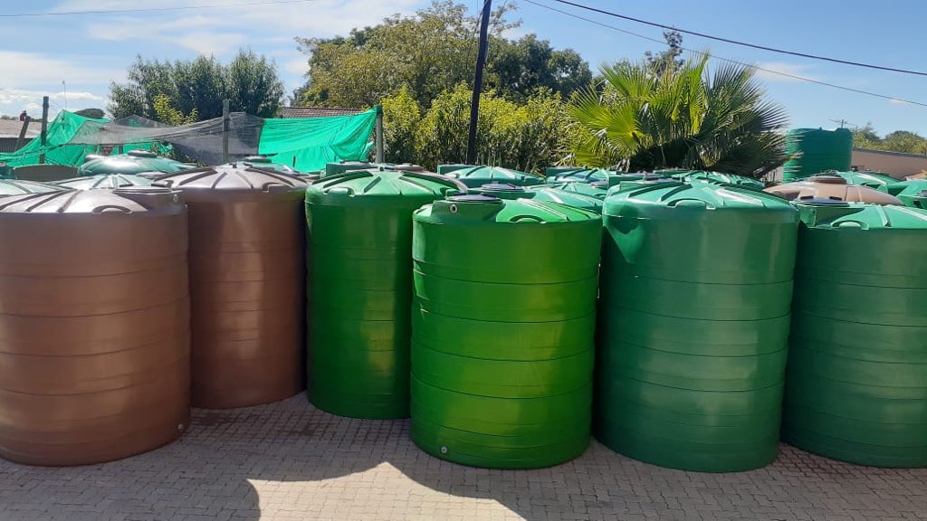 HeroRoto's tweet photo. Our tanks at the Mafikeng depot about to be distributed to the needed areas #heroroto #theresanewherointown #covid19inSA @The_DHS @SAgovnews @LindiweSisuluSA @DWS_RSA https://t.co/zm3Us5CNlu