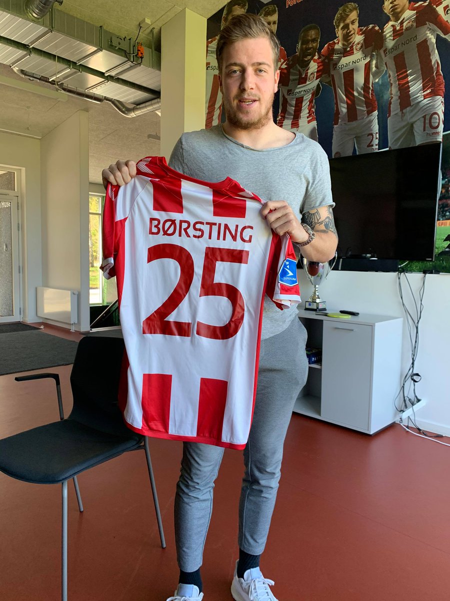 FANTDenmark's tweet image. Det er blevet tid #SLforSL, som i dag er rød/hvid 🔴⚪️

Turen er kommet til @Sif1917Ditlev og @SilkeborgIF samt @aabsportdk / #aabinside. 

Vil du vinde en af de to #sldk-profilers trøjer, skal du donere 30 kr. til FANT's MobilePay 299725 med teksten 'BØRSTING' eller 'MATTSSON'.