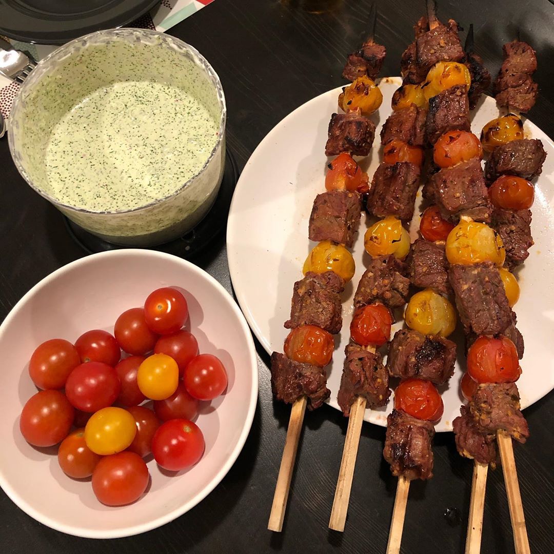 JustGrill's tweet photo. Весна пахнет не только свежестью, но и шашлыком🍖🔥

Еще немного и начнется сезон шашлыков. Но зачем куда-либо ехать, если у вас есть гриль👌

🔥 Шашлычки из мраморной говядины с помидорками черри и сметанным соусом😋 от нашего друга @leftey_13… https://t.co/VpBuJABfhj https://t.co/VhfrlqRtMn