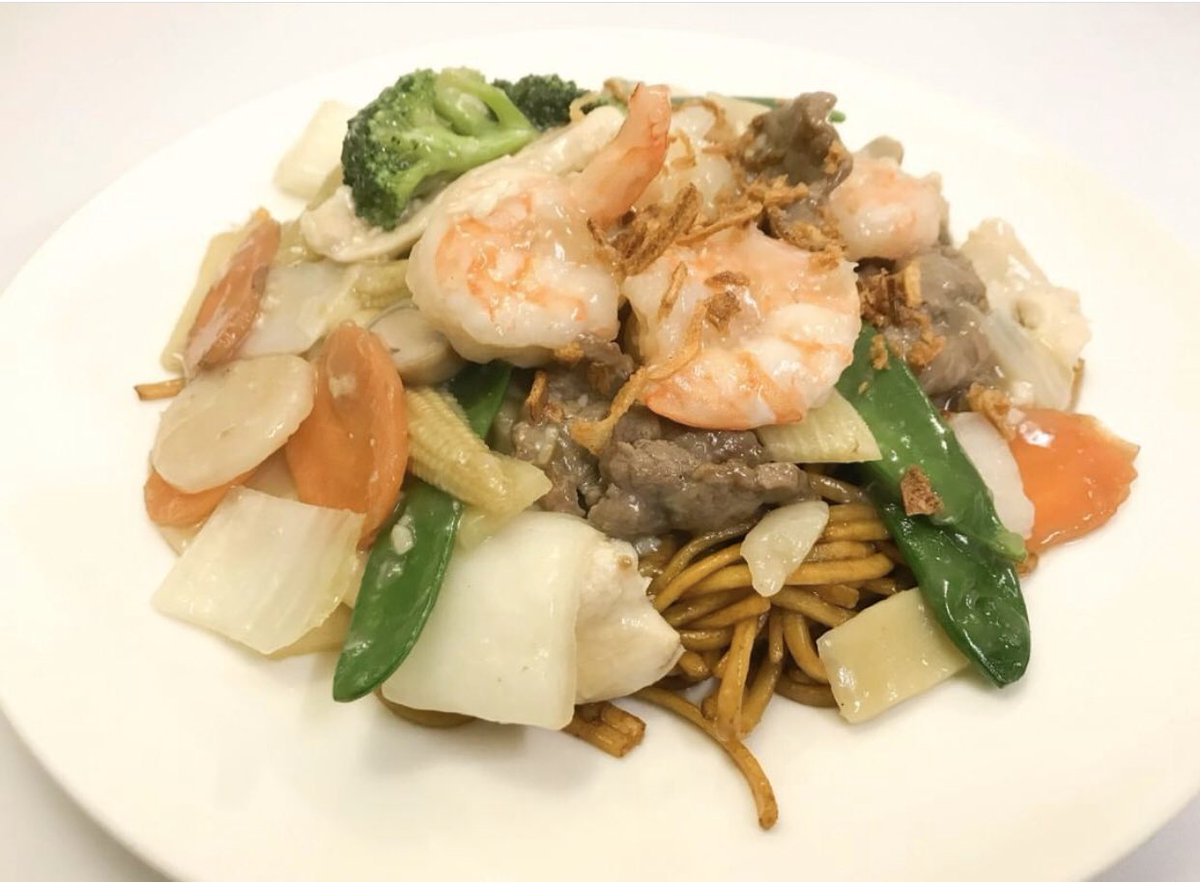 BentoChinese's tweet photo. Have you tried our Bento House Special Fried Noodles - with 🍤,🍗 &amp; 🥩with gravy - a perfect all in one meal.
.
Did you know NHS worker gets 25% OFF when you order from our friend Just Eat UK  T&amp;C applies
.
Stay safe and stay at home ❤️! Try our contactless home delivery
.
#Rt https://t.co/DIW7dXNKyp