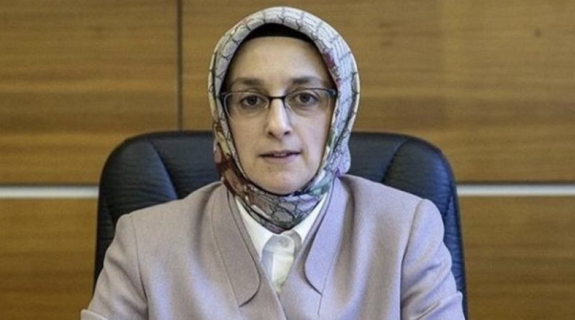 AK Parti Tanıtım ve Medya Başkanlığından yapılan yazılı açıklamada, "AK Parti Kadın Kolları Başkanı Çam'ın görevinden alındığına ilişkin iddialar gerçeği yansıtmamaktadır. “

google.com.tr/amp/s/www.mill…