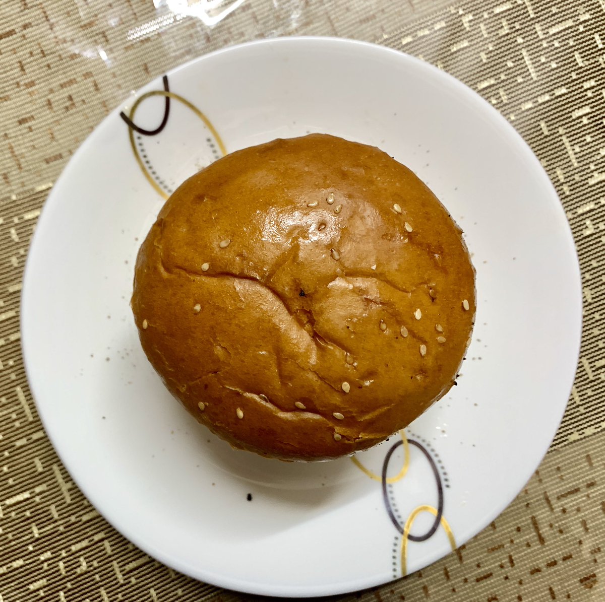 rajesh_tara's tweet photo. #DesiBurger during #LockdownCooking in #MyKitchen !! A #VegBurger.
Prep included #Caramalised #FriedOnions, #Mayo with dash of oil from #AamKaAchaar & #BlackPepper, shallow frying #AlooTikki, #BurgerBuns toasted in #Butter. Assembled with a slice of #Tomato.
#MagicOfFlavours https://t.co/2MyxZnimrZ