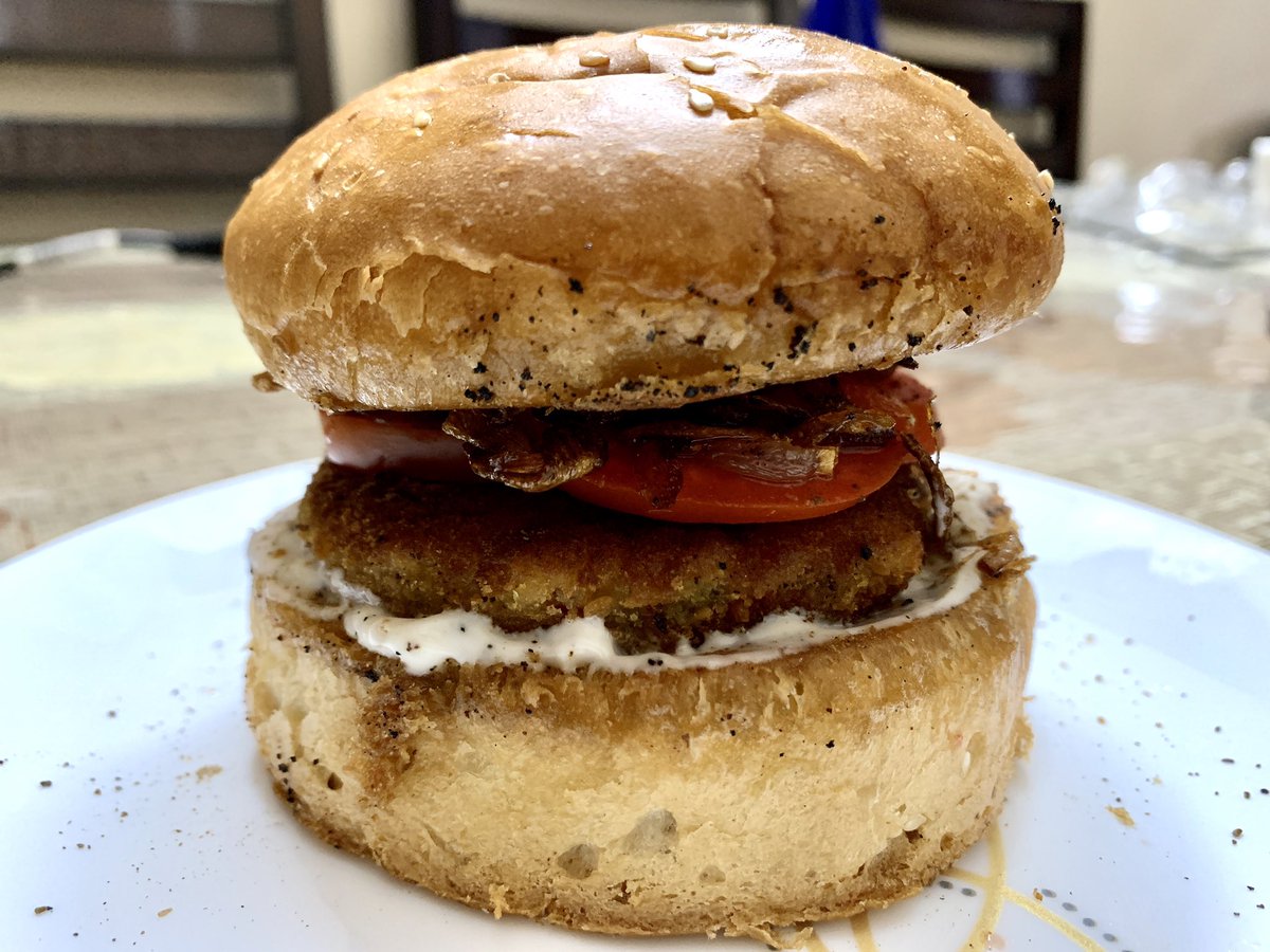 rajesh_tara's tweet photo. #DesiBurger during #LockdownCooking in #MyKitchen !! A #VegBurger.
Prep included #Caramalised #FriedOnions, #Mayo with dash of oil from #AamKaAchaar & #BlackPepper, shallow frying #AlooTikki, #BurgerBuns toasted in #Butter. Assembled with a slice of #Tomato.
#MagicOfFlavours https://t.co/2MyxZnimrZ