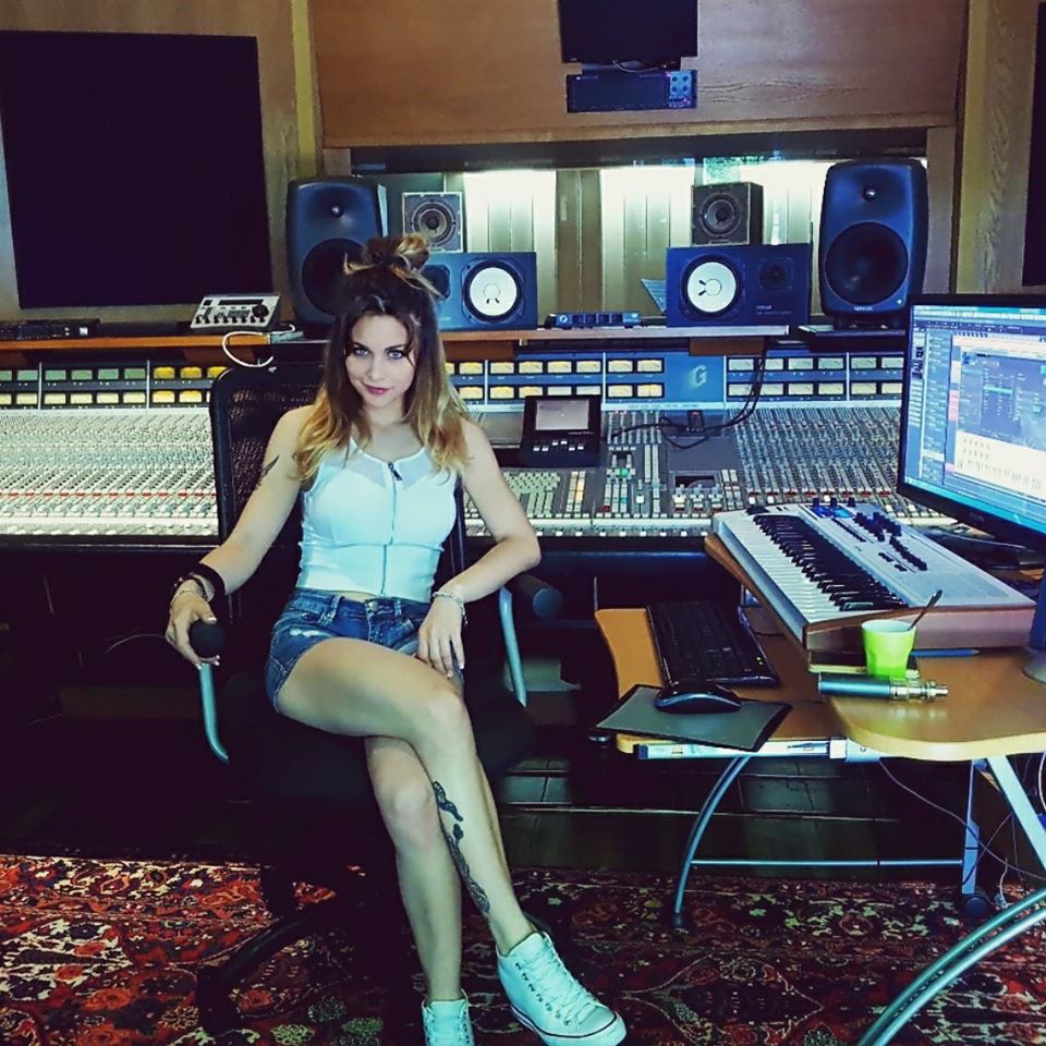 MiniRadio1's tweet image. Da questo sabato, nuovamente in programmazione su Mini Radio, "Nel verso inverso di Arly Joi".
Questo perchè è risultato uno dei brani italiani più ascoltati dai nostri ascoltatori in particolar modo da Tedeschi e Russi.