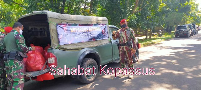 SahabatKopassus's tweet photo. Dlm rangka memperingati HUT nya ke 68 Kopassus hanya mengadakan acara sederhana,  termasuk giat
bakti sosial yaitu "Kopassus Berbagi". Giat ini berupa pembagian sejumlah paket sembako &amp; nasi bungkus secara door to door kpd masyarakat kurang mampu &amp; desa binaan satuan. https://t.co/NrnYsg0LqU