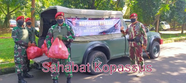 SahabatKopassus's tweet photo. Dlm rangka memperingati HUT nya ke 68 Kopassus hanya mengadakan acara sederhana,  termasuk giat
bakti sosial yaitu "Kopassus Berbagi". Giat ini berupa pembagian sejumlah paket sembako &amp; nasi bungkus secara door to door kpd masyarakat kurang mampu &amp; desa binaan satuan. https://t.co/NrnYsg0LqU
