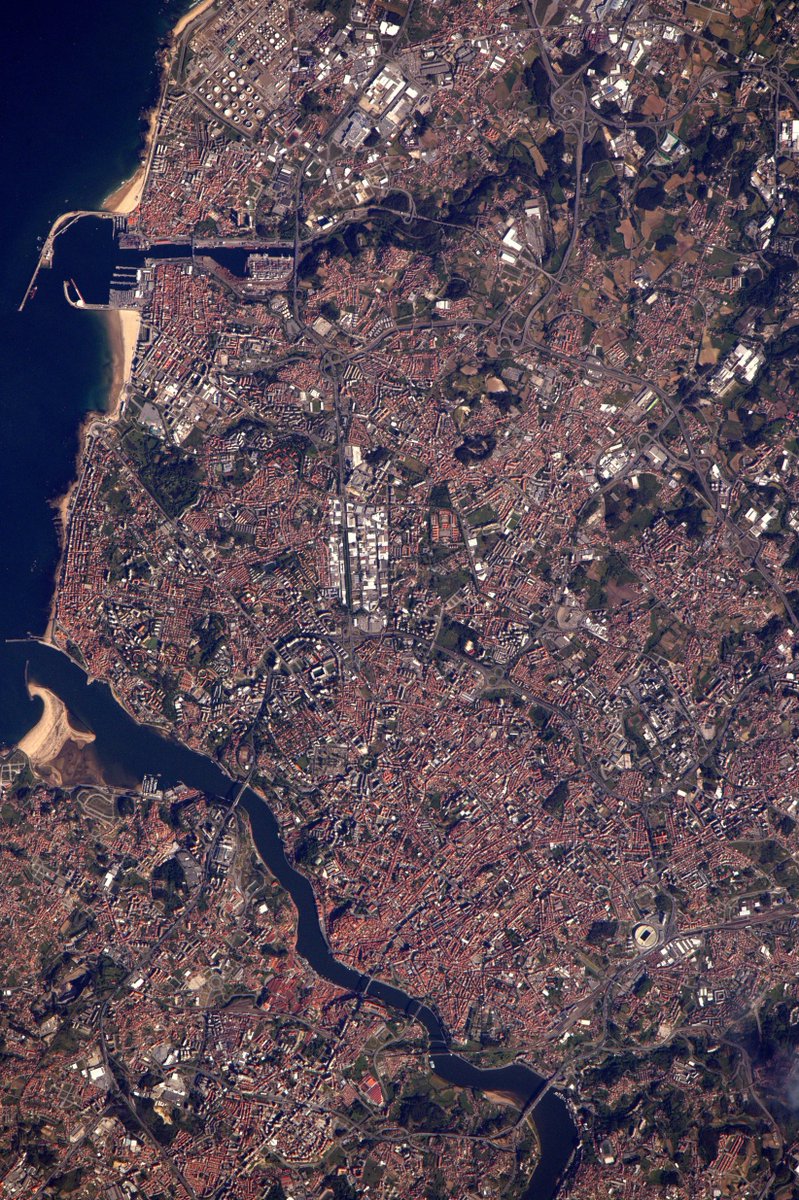 Thom_astro's tweet photo. Happy Dia de Libertade, Portugal!🇵🇹 About Portuguese cities, a friend of mine once said "Porto works, Braga prays, Coimbra studies, and Lisbon parties" 😉, no idea whether it's true, but here's a view of Lisbon at night, and Porto by day. https://t.co/POyGLzPlME