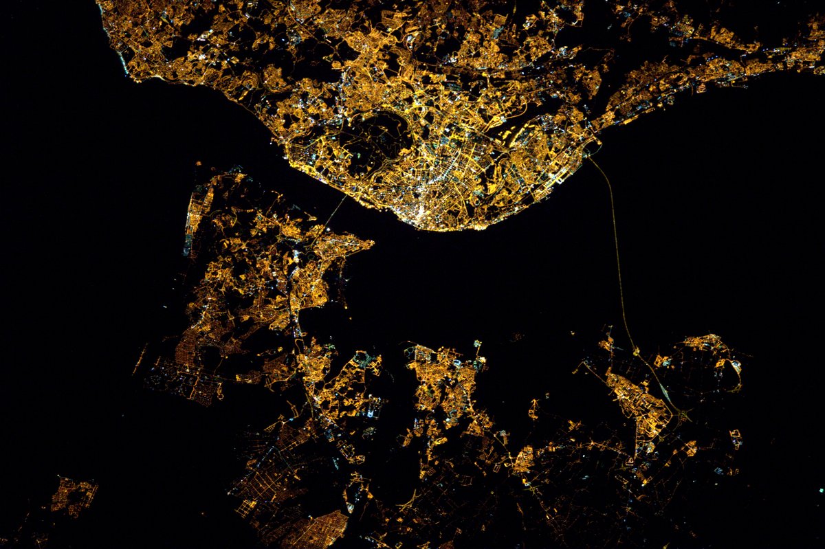 Thom_astro's tweet photo. Happy Dia de Libertade, Portugal!🇵🇹 About Portuguese cities, a friend of mine once said "Porto works, Braga prays, Coimbra studies, and Lisbon parties" 😉, no idea whether it's true, but here's a view of Lisbon at night, and Porto by day. https://t.co/POyGLzPlME
