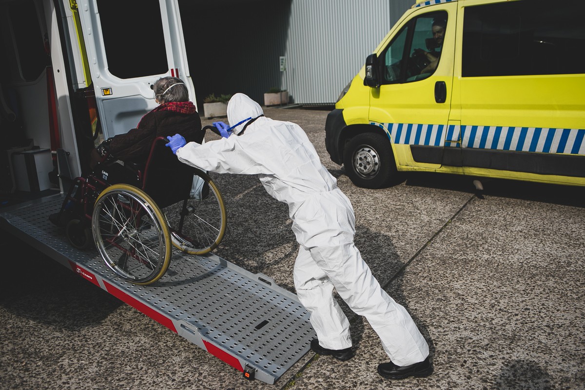 REPORTATGE FOTOGRÀFIC El servei d’ambulàncies en temps de coronavirus a la #Garrotxa sota la mirada del
fotoperiodista de <a href="/naciodigital/">NacióDigital</a>, l'olotí <a href="/MartiAlbesa/">Martí Albesa</a>, que acompanya els sanitaris en els seus viatges amb els malalts a l'Hospital d'Olot naciodigital.cat/garrotxa/notic… #coronavirus