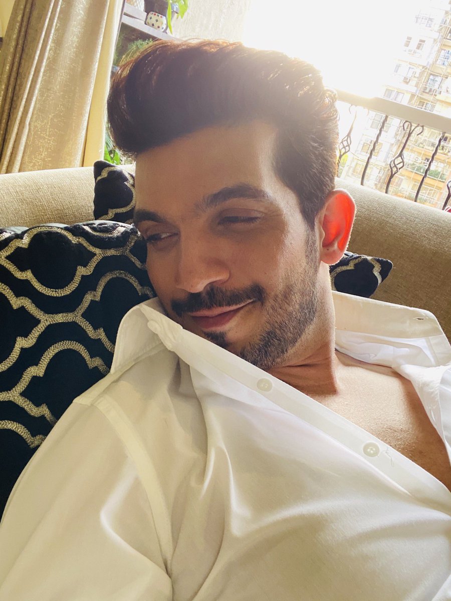 Thearjunbijlani's tweet photo. Woh din the aur yeh din hai . Muskurate muskurate guzaar dene ki khwahish rakhte hai . #bepositive https://t.co/c6BdZP9hJg