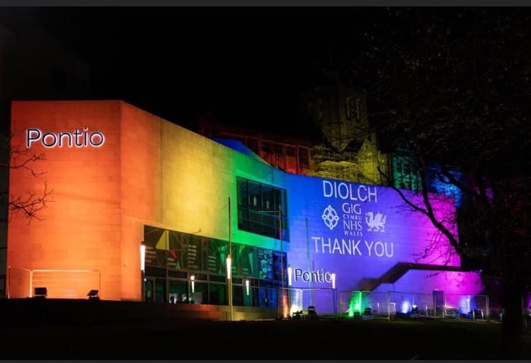 Our main building and <a href="/PontioTweets/">PontioTweets</a> wear rainbow colours this evening to celebrate the transformation of Canolfan Brailsford <a href="/BangorSport/">ChwaraeonBangorSport</a> into one of 3 <a href="/BetsiCadwaladr/">Betsi Cadwaladr</a> Ysbytai Enfys (🌈hospitals). 

❤️💙💚🧡💛💜 
 
#ClapforNHS
#ClapforCarers 
#ClapForTom #StayHomeSaveLives