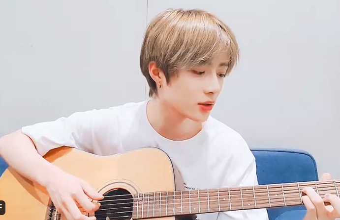 bampdnim's tweet image. Would you rather sing with Beomgyu and his guitar or sing with Hyuka and his piano?🤔

quote with your answer and tag @TXT_members and @TXT_bighit for social 50! 💖
