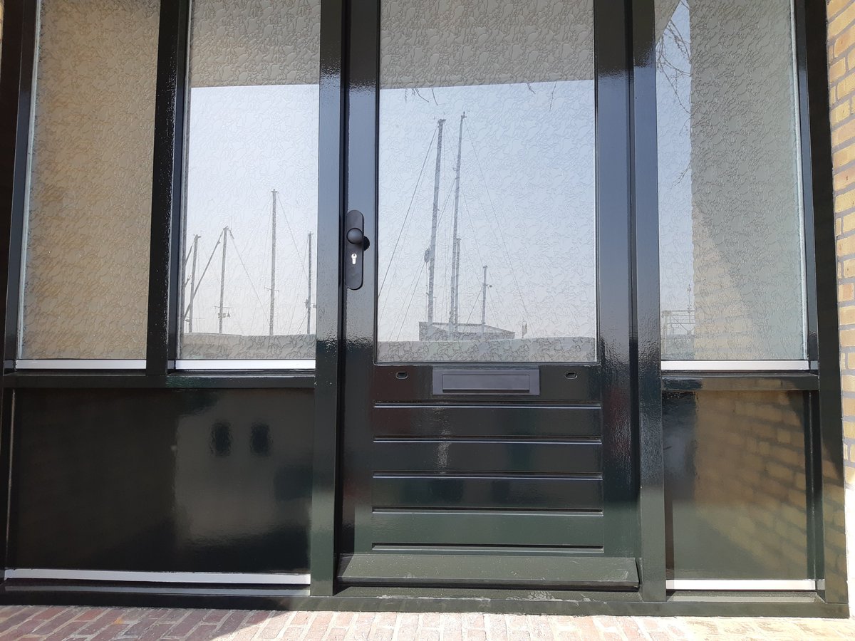 BesteBehangers's tweet photo. Deze mooie woning mochten we binnen en buiten schilderen, spuiten en sauzen. Bekijk dit project op https://t.co/heFiv3GqxB https://t.co/oDp1CUuipn