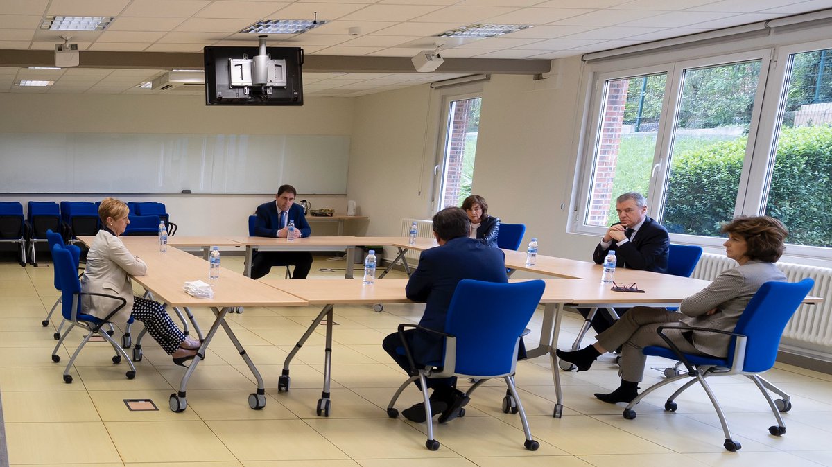 Lehendakariarekin batera, <a href="/FPeuskadi/">FPeuskadi</a> , <a href="/tknika/">Tknika</a>-ren gidaritzapean, egiten ari den lana ezagutzen izan gara, osasun-langileen babeserako materialen arloan. Maskarak eta biserak… eta orain gor eta gor-mutuei zuzenduriko maskarak sortzen ere ari gara, haien komunikazioa hobetzeko 👏🏼