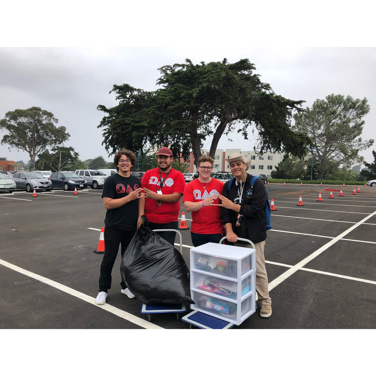 _nerdymikey's tweet photo. #LatePost #GreekUnitySpiritWeek #Day3 #GreeksServingTheCommunity One Of Our Org’s Goals Is To Serve It’s Communities, Ever Since Becoming A Member I’ve Been Able To Give Back To A Community That Has Provided For Us & Honestly Giving back Is Fun Cause Of The Interactions w/other https://t.co/2qTRRhcLo2