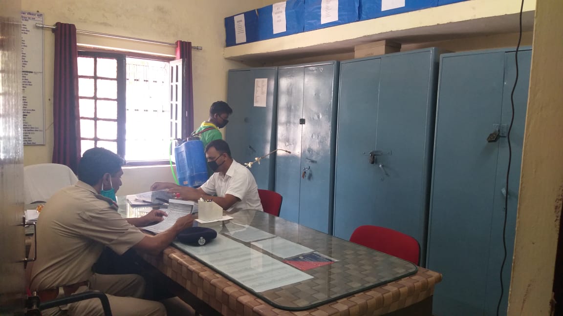 rpfpccnb's tweet photo. R.P.F/POST/Kanpur Central पर बलसदश्यों को Corona Virus से बचाव सम्बंधित जानकारी देने के साथ पोस्ट/कार्यालय को लगातार Sanitize कराया जा रहा हैं तथा duty पर ब्रीफिंग तथा रवानगी के समय Social distancing का ध्यान रखा जा रहा हैं.. https://t.co/PH93vG0k0z